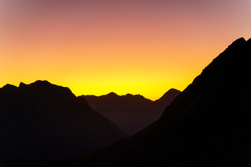 Sonnenuntergang zwischen Rüfis- und Vanjaspitze in Tirol.