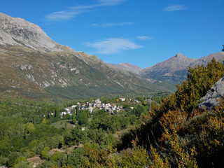 Fototapeta na wymiar Pueblo de chía en medio del pirineo de Huesca, Aragón, España, en medio de altas montañas del Pirineo muy cerca con la frontera francesa.