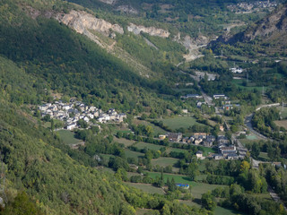 Vistas y paisajes del Pirineo de Huesca, Aragón, España; Escenas de alta montaña en la época del inicio del Otoño