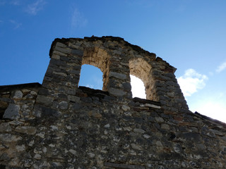 Hermita del siglo XI en el pueblo de alta montaña que se llama Chía en el Pirineo de Huesca, Aragón, España