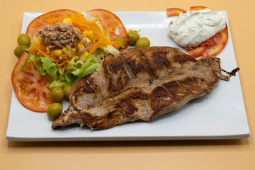Solomillo de cerdo con ensalada