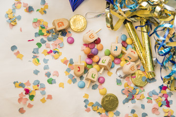 Obraz premium Hanukkah symbols near party decorations