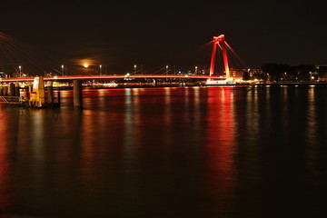 Fototapeta na wymiar Willemsbrücke in Rotterdam bei Nacht