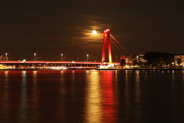 Fototapeta na wymiar Willemsbrug in Rotterdam bei Nacht