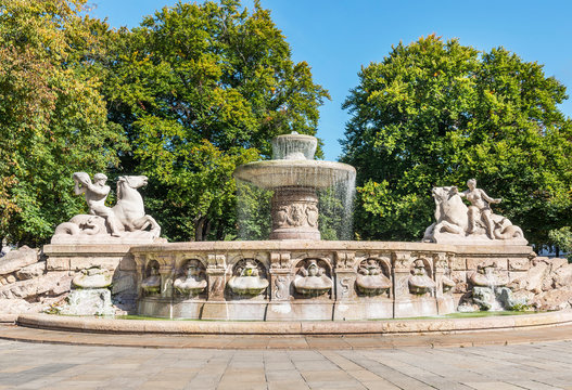 Wittelsbacher Brunnen am Lenbachplatz in M&uuml;nchen