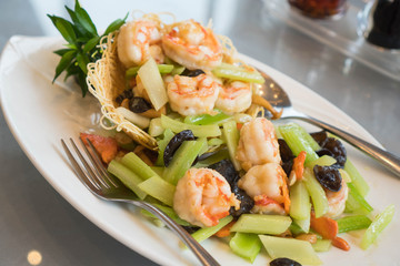 sauteed shrimp in celery and black fungus