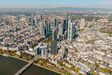 Fototapeta na wymiar Frankfurter Innenstadt mit der Skyline als Luftbild aus Süden