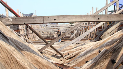 a man documents the process of making wooden ships on the deck of a ship, Batang Indonesia, 16 October 2019