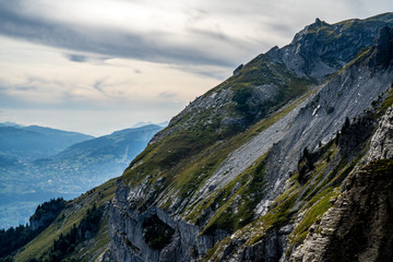 Obraz premium Falaise et montagne avec vu sur la vallée