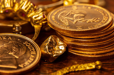 Altgold Krugerrand Zahngold goldmünzen goldschmuck nachlass Erbrecht altes Gold Erbschaft Gold erben Familienrecht Anlage Goldmünzen als Geschenk Goldbestand verkaufen Wertanlage einschmelzen Goldwert - obrazy, fototapety, plakaty