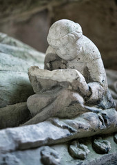 Fototapeta na wymiar Statuette de moine lisant dans l'abbaye de Fontenay, France