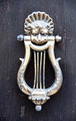 Kunstvoller, antiker Türklopfer