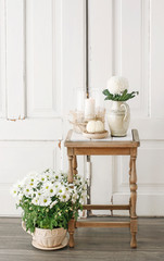 Fototapeta na wymiar Natural, simple home decoration whit chrysanthemum and dahlia flowers