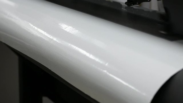 plotter printer printing a roll vinyl job