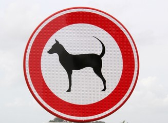 Rundes rot und weißfarbenes Schild Hunde Verboten - 296306331
