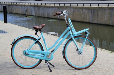 blaues Fahrrad für Damen  am Kanalufer  - 296306335