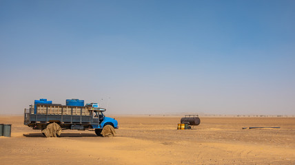 Obraz premium Water wagons and water barrels in the middle of the desert of Sudan