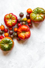 Soczyste pomidory na białym tle