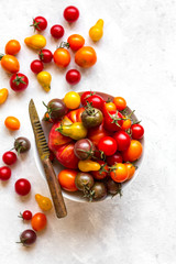 Soczyste pomidory na białym tle