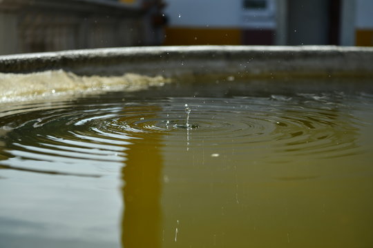 drops of water falling in the fountain © константин константи