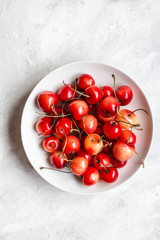 Czerwone czereśnie na białym tle © Nicole