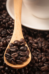 Fototapeta premium Close up coffee beans on wooden spoon