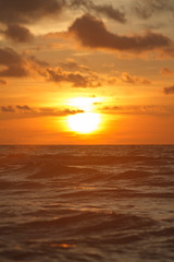Fototapeta na wymiar the setting Golden sun turned the sky red over the ocean