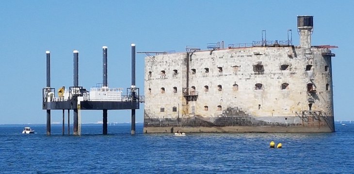 Fort boyard vu d'un bateau &agrave; mar&eacute;e haute