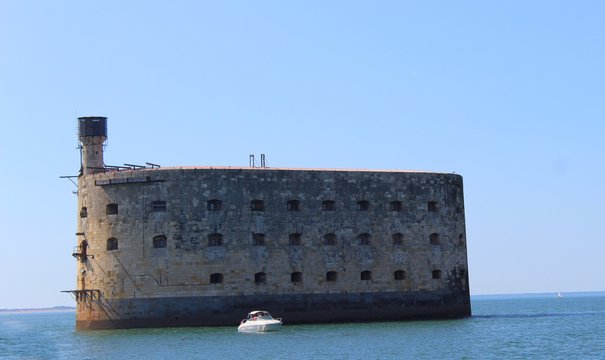 Fort boyard vu d'un bateau &agrave; mar&eacute;e haute