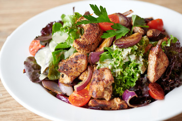 Frischer Salat mit Puten Hähnchen Streifen Biergarten Wirtshaus