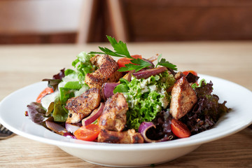 Frischer Salat mit Puten Hähnchen Streifen Biergarten Wirtshaus