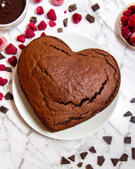 Fototapeta Ciasto w kształcie serca z malinami i czekoladą obraz