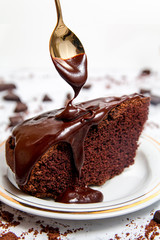 Kawałek ciasta czekoladowego polany czekoladą