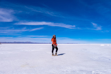 Mujer en el Salar de Uyuni Bolivia con cielo azul