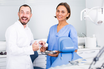 Obraz premium assistant and doctor are meeting next client near the chair in hospital