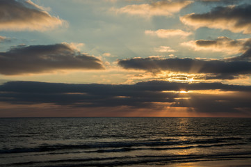 Puesta de sol en la playa de El Palmar, perteneciente a Vejer de la Frontera, en la provincia de Cádiz. Andalucía. España