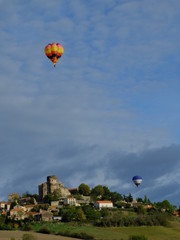 Fototapeta na wymiar De Boudes à Chalus en montgolfière (Auvergne)