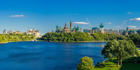 Blick über den Ottawa River auf das Parliament of Canada