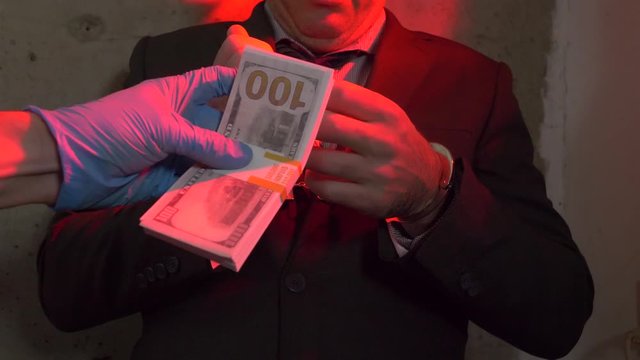 Businessman caught by the police offering a bribe to get liberated.