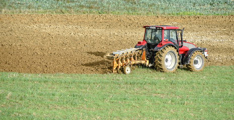 beau paysage avec un agriculteur labourant ses champs en automne