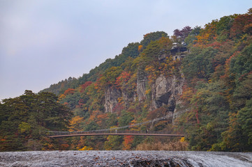河川と吊り橋、岩場の紅葉山