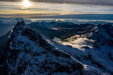 Schweizer Alpen Aussicht der Drohne - 296338926