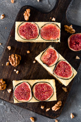 Ciastko z figą i serem na desce drewnianej