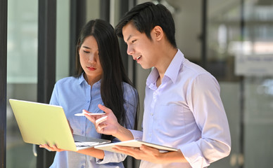 Obraz premium Together young friend consulting's they laptop and tablet.