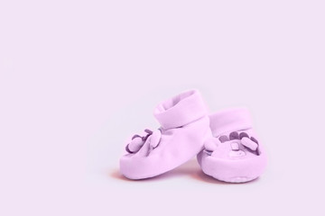 Obraz na płótnie Canvas Newborn flat lay postcard. Baby booties shoes for boy and girl on a blue pink background. Congratulations on the birth of a newborn baby with copy space.