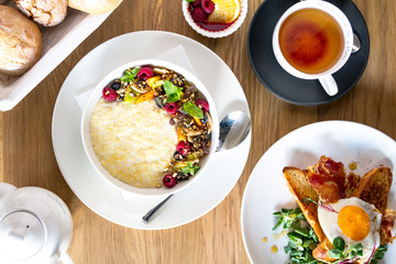 Śniadanie w restauracji. Jajka, owsianka i wytrawny mix. © Nicole
