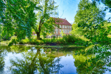 Fototapeta na wymiar Historische Burg mit Wassergraben in der Nähe von Ledgen
