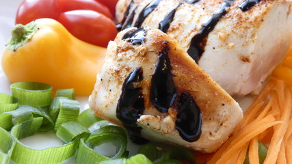 Hühnerbrust mit frischem Gemüse und Balsamico