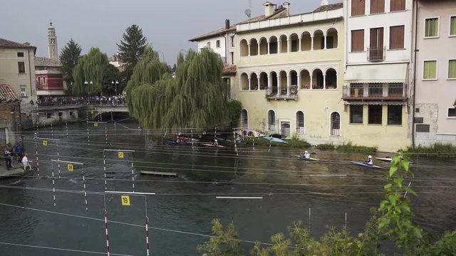 La posizione in canoa pu&ograve; essere presa in vari modi, in base alla tecnica utilizzata