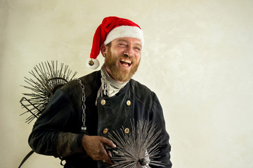 Schornsteinfeger in bester Laune mit Nikolausmütze freut sich auf Weihnachten